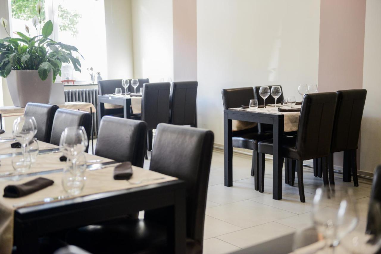 Logis Le Saint Hubert Hotel Haybes Kültér fotó