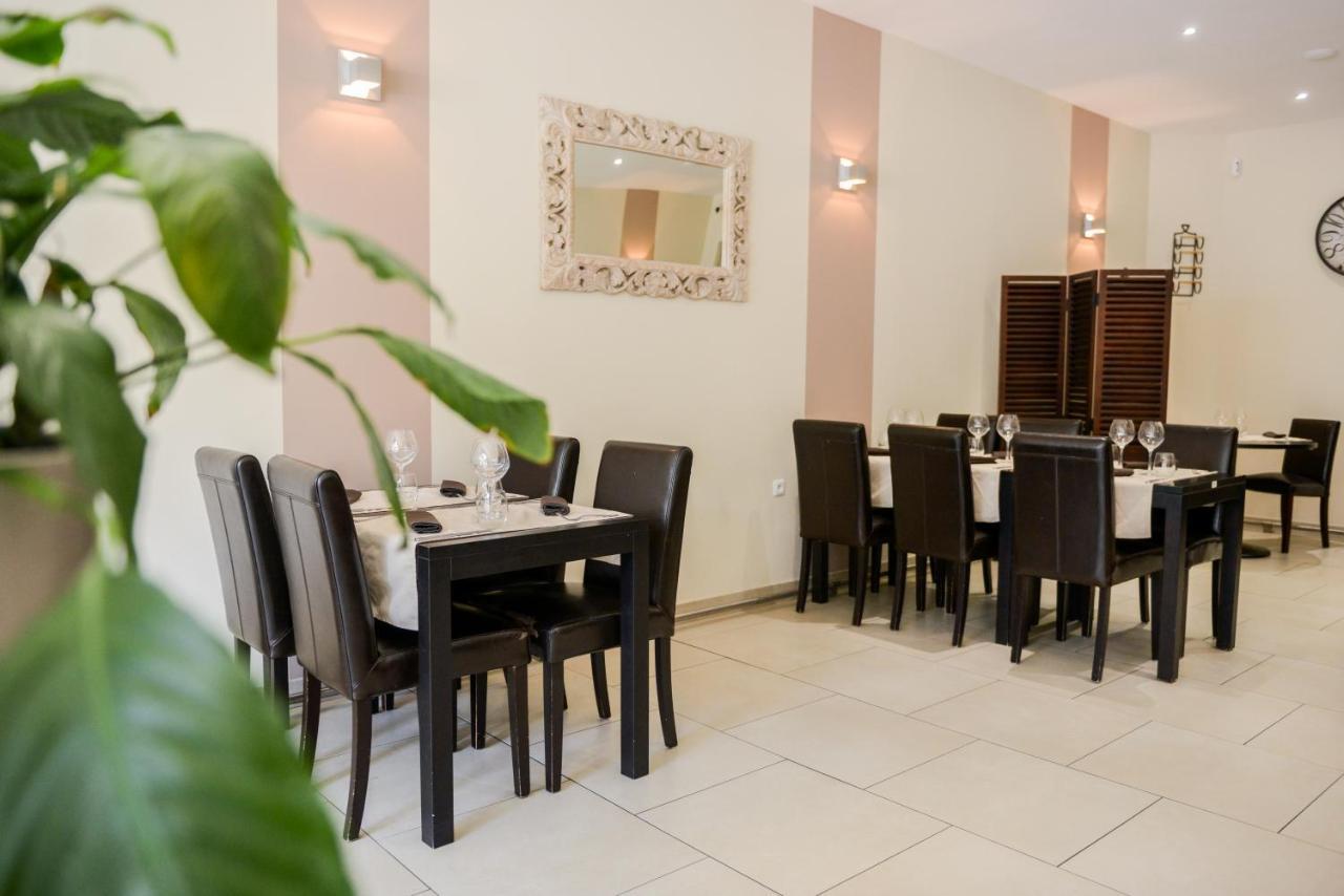 Logis Le Saint Hubert Hotel Haybes Kültér fotó