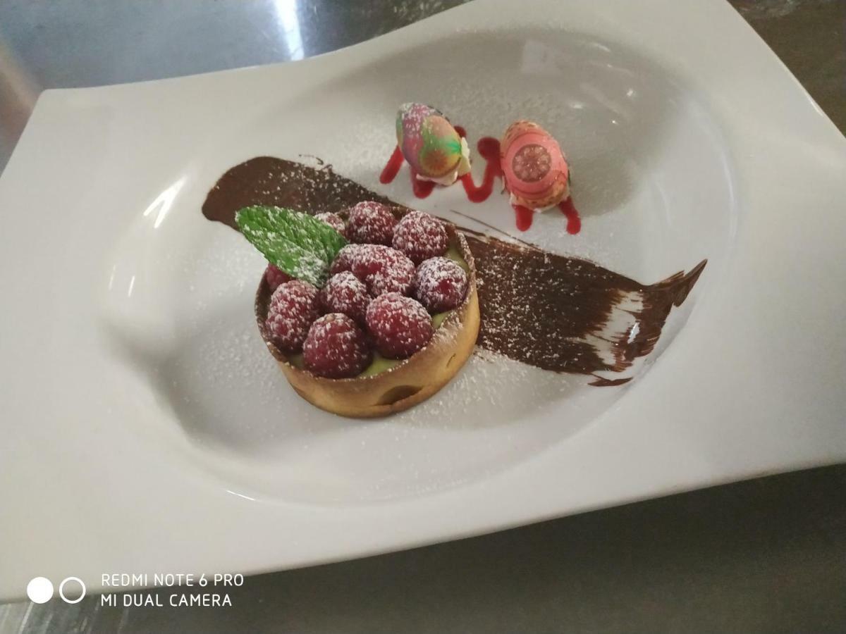 Logis Le Saint Hubert Hotel Haybes Kültér fotó